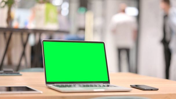Laptop with Green Chroma Key Screen in Office - Фото, изображение