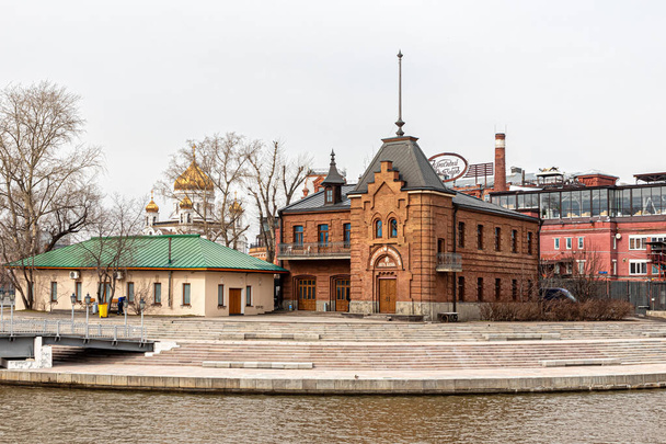 Moskou, Rusland, 04.06.2021. Mansion of the Moscow Imperial Yacht Club in de pseudo-gotische stijl van rode baksteen op de pijl van Bolotny Island in Moskou - Foto, afbeelding