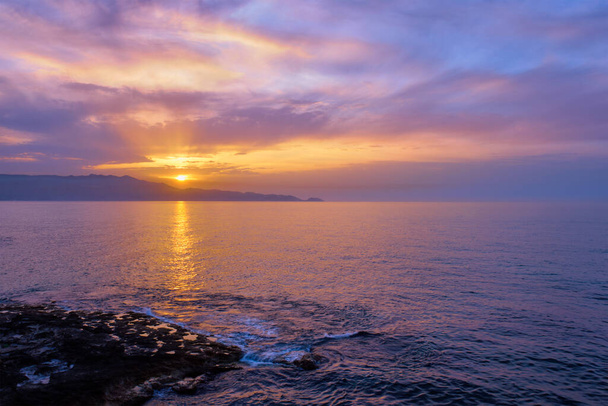 劇的な空と海の夕日 - 写真・画像