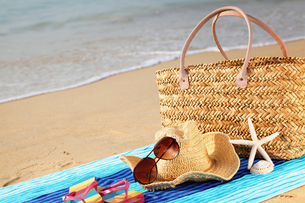 Bolso de playa de verano en playa de arena
 - Foto, Imagen