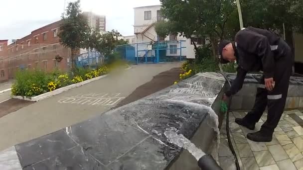 The employee cleaning the yard - Filmagem, Vídeo