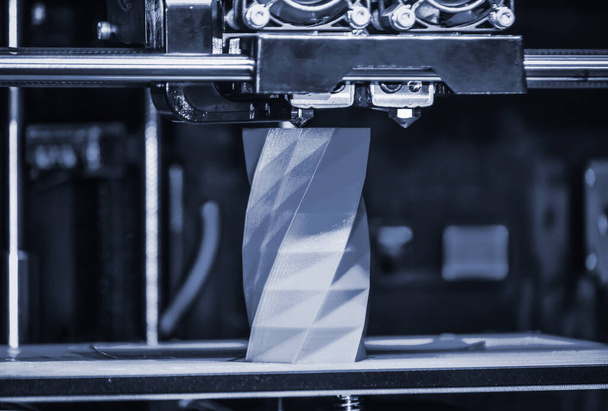 3D-Drucker funktioniert und erzeugt ein Objekt aus dem heißen geschmolzenen Kunststoff - Foto, Bild