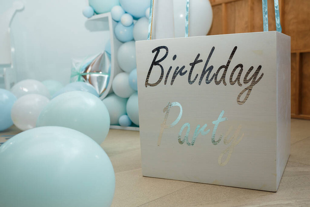 Mavi balonlardan oğlanın doğum günü partisine bir numara. Şenlikli dekoratif öğeler, fotoğraf bölgesi. - Fotoğraf, Görsel