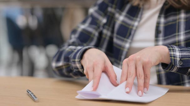 Γυναικεία χέρια βάζοντας το γράμμα σε Φάκελο ένα δόσιμο, κοντινό - Φωτογραφία, εικόνα