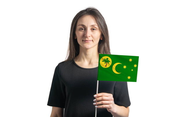 Glückliches junges weißes Mädchen mit Kokosinseln-Flagge auf weißem Hintergrund. - Foto, Bild