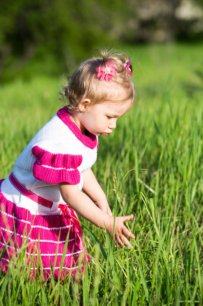 Девушка на траве на лугу
 - Фото, изображение