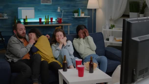 Multi-racial amigos gritando mientras que ver película de suspenso - Imágenes, Vídeo