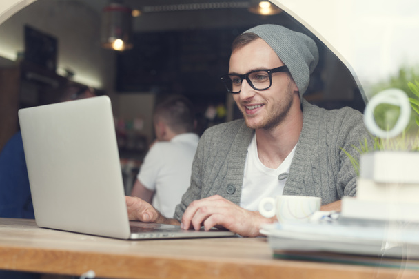 Hipster korzysta z laptopa w kawiarni - Zdjęcie, obraz