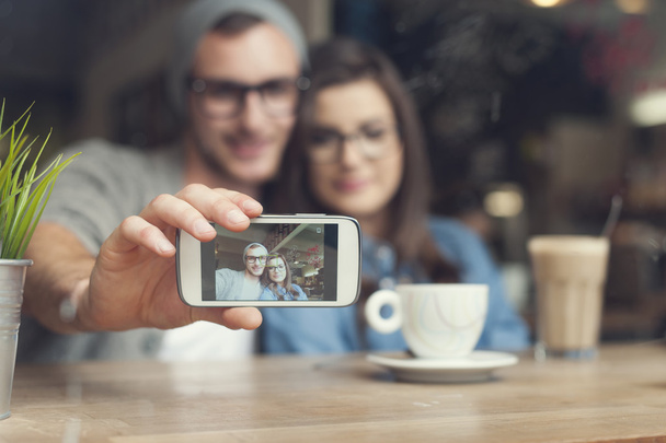 Paar macht Selfie im Café - Foto, Bild