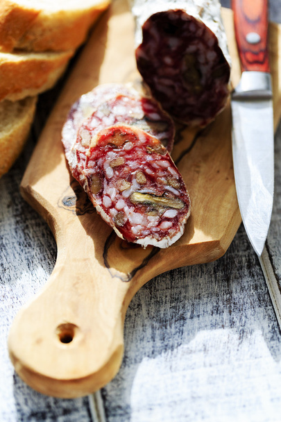 salami z orzechami - tradycyjne włoskie salami - Zdjęcie, obraz