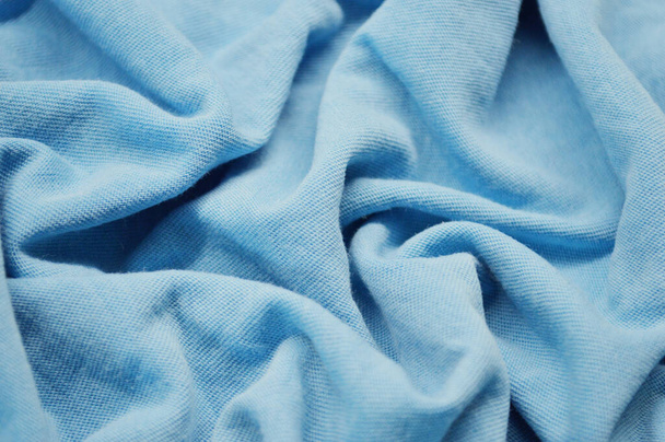 Arka plan olarak mavi tekstil deseni. Kumaştaki mavi kumaş dokusuna yaklaş. Buruşmuş kumaş dokusu - Fotoğraf, Görsel