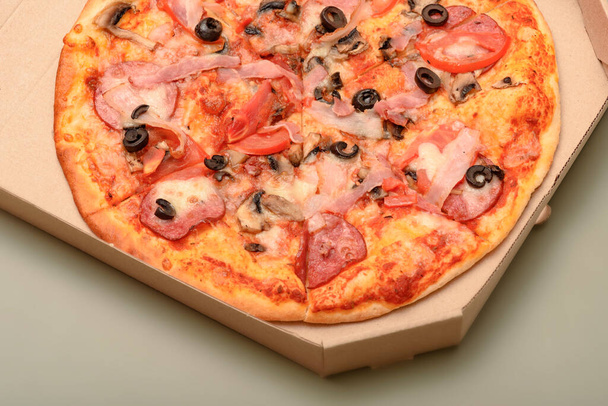 pizza en carton ondulé brun boîte à emporter. ronde, pizza - Photo, image
