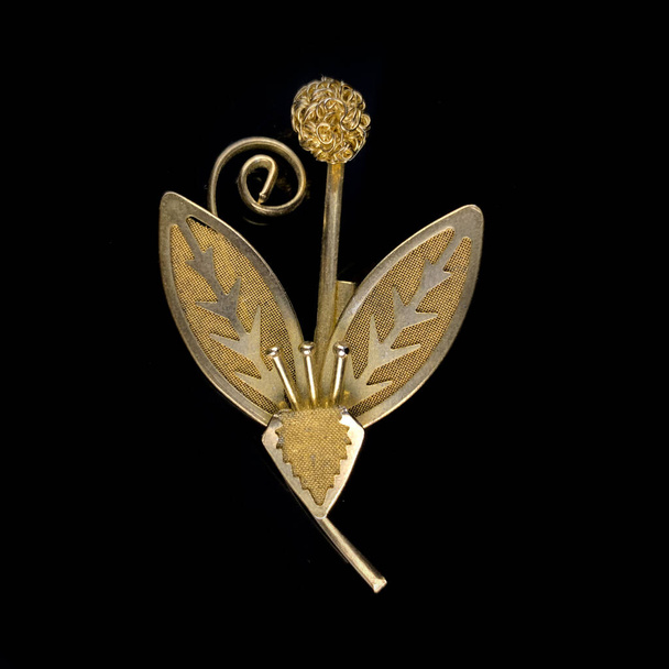 złota zabytkowa broszka z kamieni szlachetnych i kryształów w kształcie kwiatu. Vintage broszka w kształcie kwiatu - Zdjęcie, obraz