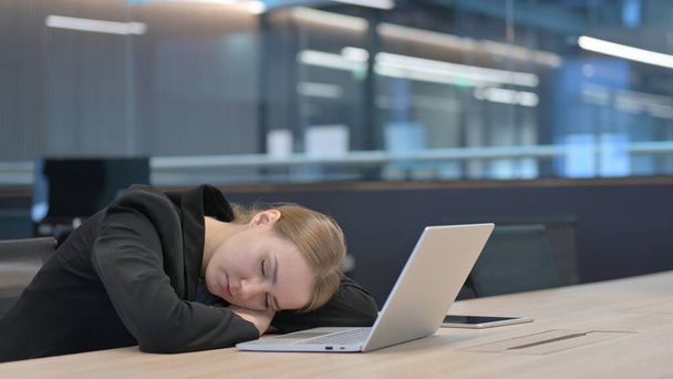 Sleepy Businesswoman Taking Nap at Work  - Fotoğraf, Görsel