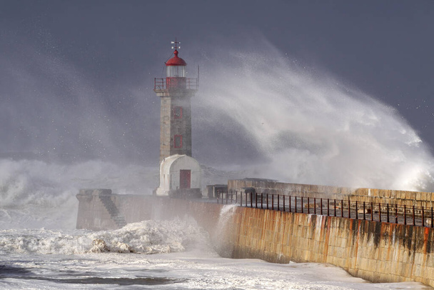 ドゥオーロ川の口の中で激しい嵐は、古い灯台を覆う風の波のスプレーを見て. - 写真・画像