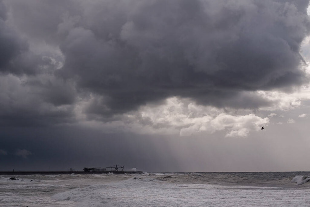 Leixoes Limanı 'nın kuzey duvarı, kuzey Portekiz kıyıları, fırtınalı ve bulutlu bir günde. - Fotoğraf, Görsel