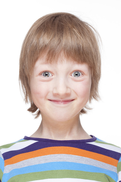 πορτρέτο ενός αγοριού με ξανθά μαλλιά χαμογελώντας  - Φωτογραφία, εικόνα