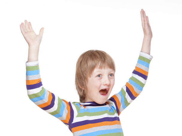 jongen juichen met zijn armen omhoog  - Foto, afbeelding