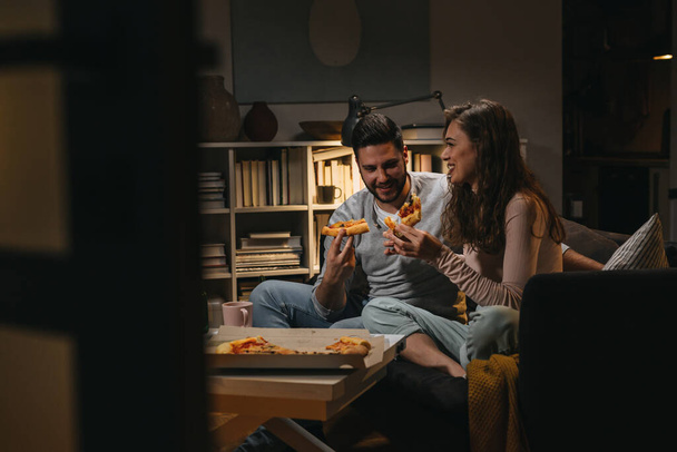 couple eating pizza at home - Fotoğraf, Görsel