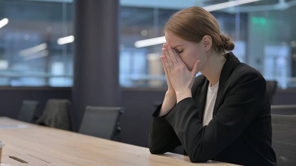 Femme bouleversée se sentant en colère tout en étant assis au bureau  - Photo, image