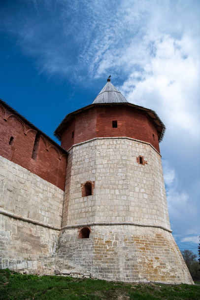 Güneşli bir bahar gününde Zaraysk 'taki antik taş kale-kremlin. - Fotoğraf, Görsel