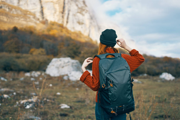 podróżnik w swetrze i kapeluszu spoczywa w górach w naturze i plecak na plecach - Zdjęcie, obraz