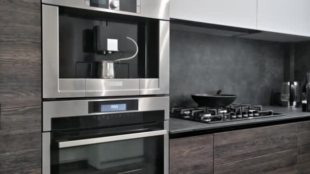 Gasherdplatte an moderner dunkelbrauner, grauer und schwarzer Küche - Filmmaterial, Video