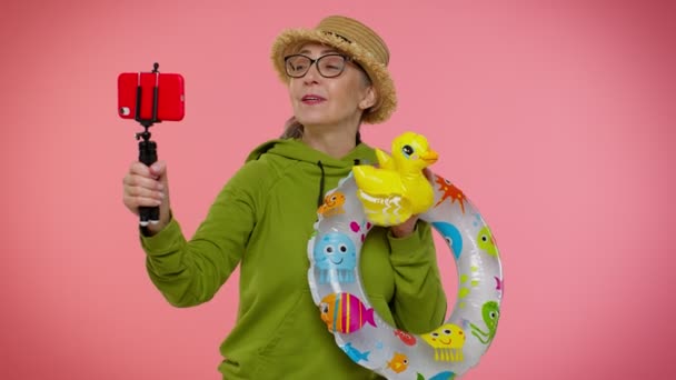 Maturo nonna viaggiatore blogger in occhiali da sole, prendendo selfie sul cellulare, videochiamata online - Filmati, video