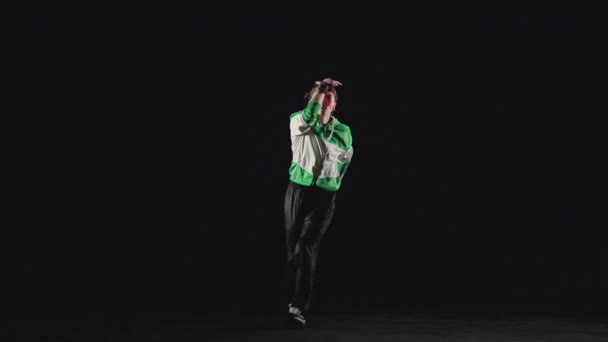 B-Girl танцует верхний брейк - Кадры, видео