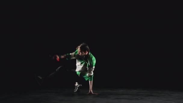 B-Mädchen tanzen Breakdance - Filmmaterial, Video