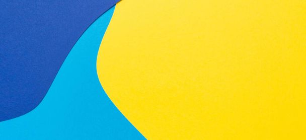 Χρώμα χαρτιού γεωμετρία επίπεδη σύνθεση φόντο με κίτρινο και μπλε τόνους - Φωτογραφία, εικόνα