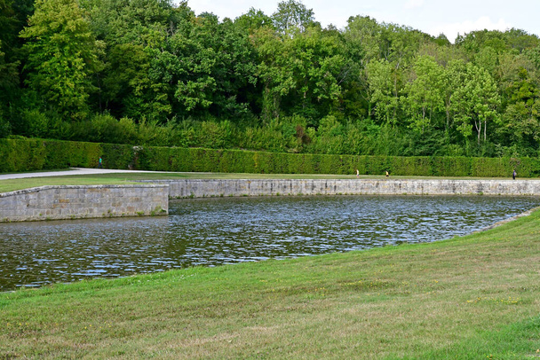 Vaux le Vicomte, Francia - 23 de agosto de 2020: el histórico parque del castillo - Foto, Imagen