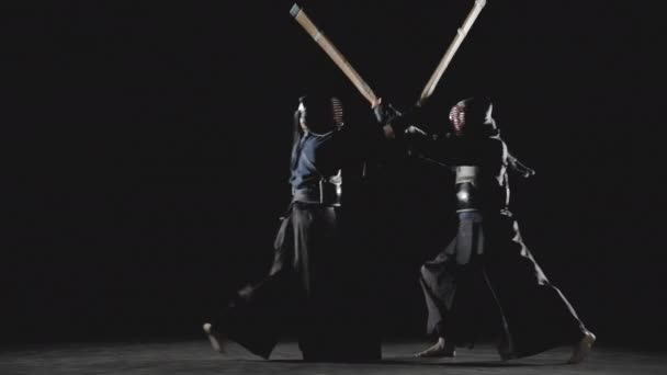 Kendo harcosok bambusz karddal fekete háttéren - Felvétel, videó