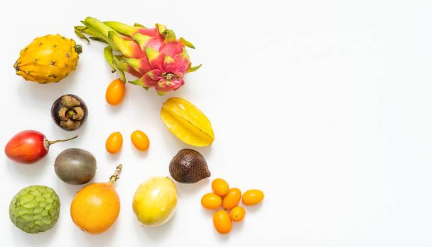 Sekoita eri hedelmiä ja marjoja eristetty valkoisella pohjalla, tasainen lay, ylhäältä. - Valokuva, kuva