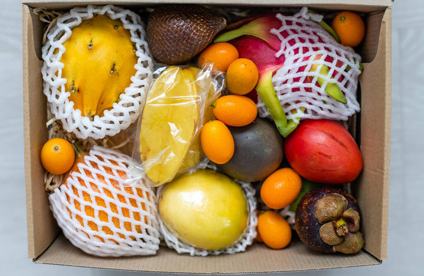 Varietà di frutta esotica in una cassa di legno - Foto, immagini