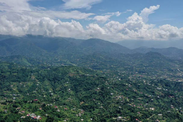 Blick von einer Drohne auf die Berge und die Stadt - Foto, Bild