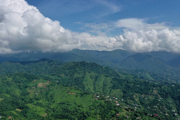 vista de montanhas, floresta e aldeia de drone - Foto, Imagem