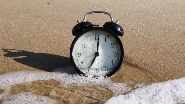 Reloj despertador salpicando en el agua de la playa - Imágenes, Vídeo