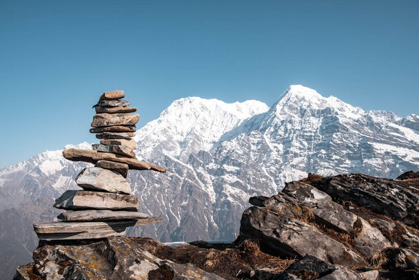 Annapurna etelään ja kivi pyramidi. Varhain aamulla näkymä Annapurna etelään ja Huinhuli vuoret Mards Himal alue. - Valokuva, kuva