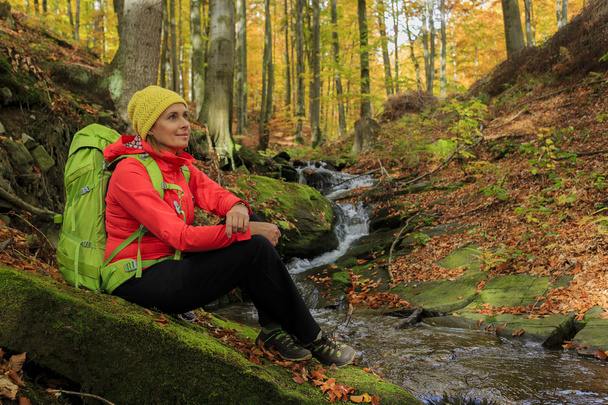 Autumn trek - woman on mountain hike - Foto, afbeelding