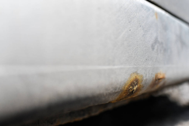 Signos de corrosión o óxido del coche que aparecen en la parte inferior del coche.  - Foto, imagen