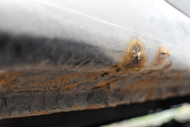 Signos de corrosión o óxido del coche que aparecen en la parte inferior del coche.  - Foto, Imagen
