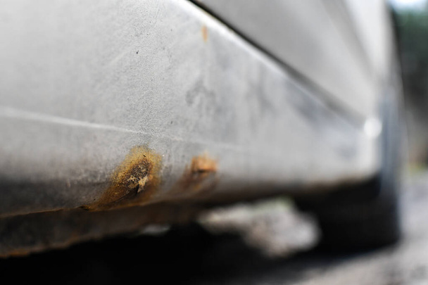 Признаки коррозии автомобиля или ржавчины, появляющиеся на дне автомобиля.  - Фото, изображение