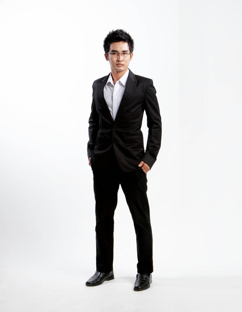 Asyalı gözlüklü genç adam, iş adamı siyah takım elbiseli beyaz arkaplan - Fotoğraf, Görsel