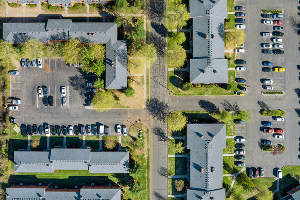 Сучасний типовий багаторівневий житловий комплекс невеликого американського містечка
 - Фото, зображення