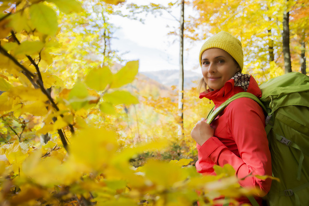 Autumn trek - woman on mountain hike - Foto, Imagen
