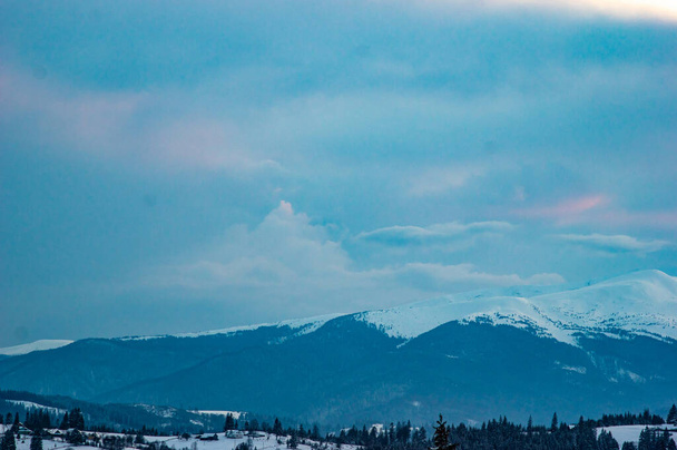 Panorama of a village in winter in the Carpathian mountains at sunset - Φωτογραφία, εικόνα