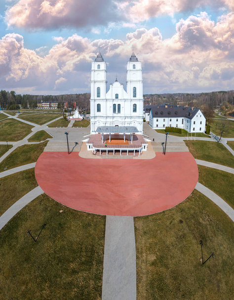 Aglona, Lotyšsko - 11.04.2021: Letecký dron Panorama římskokatolické baziliky Aglony Nanebevzetí Panny Marie z bezpilotního letounu. Jedno z nejdůležitějších katolických duchovních center v Lotyšsku - Fotografie, Obrázek