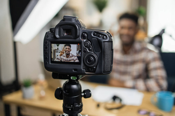 Afro amerikkalainen bloggaaja käyttää videokameraa työhön - Valokuva, kuva