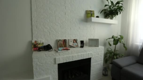 Modernes Wohnzimmer mit Leinwand an der Wand. Fotos auf Leinwand finden Sie in meiner Galerie. - Filmmaterial, Video